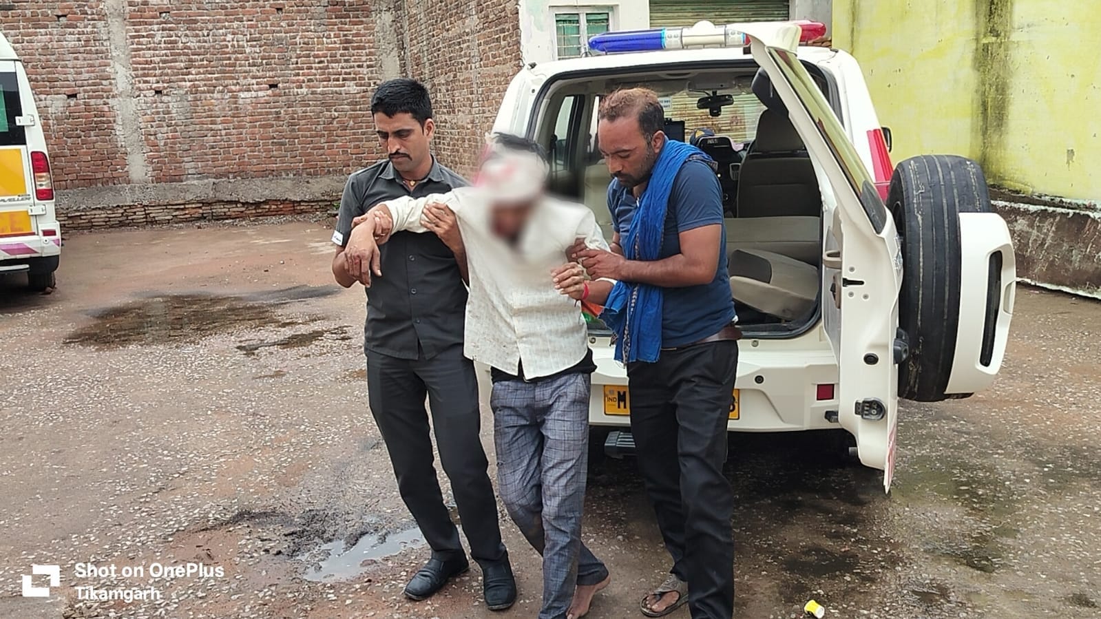 टीकमगढ़ के थाना दिगौड़ा क्षेत्र अंतर्गत मोटर साइकिल और ई-स्कूटी की आपसी टक्कर घायल युवक को,  डायल-112 जवानों  ने अस्पताल पहुँचाया।  